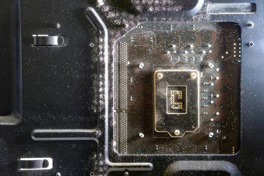 Bilgisayar kutusundaki toz tabakası. Kirli bir masaüstü bilgisayarını temizlemek.