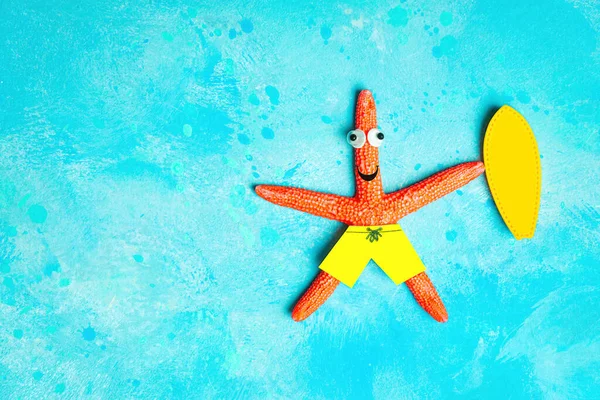 Смешной Персонаж Морской Звезды Жёлтой Доской Серфинга Лежащей Светло Голубом — стоковое фото