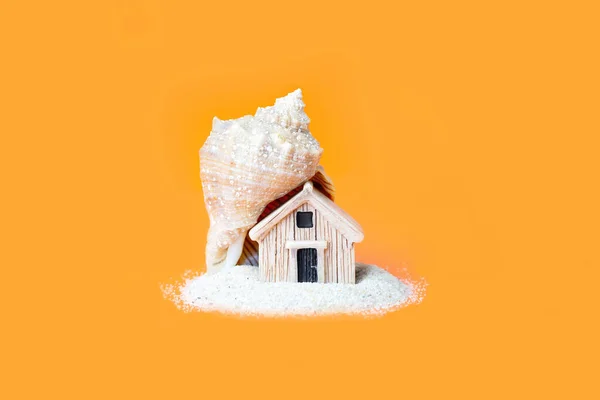 Крошечный Домик Пустой Раковиной Оранжевом Фоне Креативная Концепция Пляжного Дома — стоковое фото