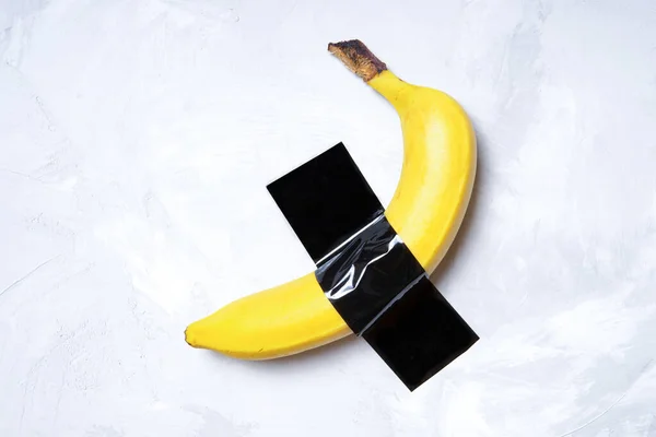 Жовтий Банан Прикріплений Бетонної Стіни Чорним Каналом — стокове фото