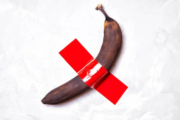 Brązowy Banan Przymocowany Betonowej Ściany Czerwoną Taśmą Klejącą — Zdjęcie stockowe