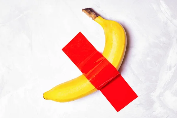 Протирати Банан Прикріплений Бетонної Стіни Червоним Каналом Типом — стокове фото