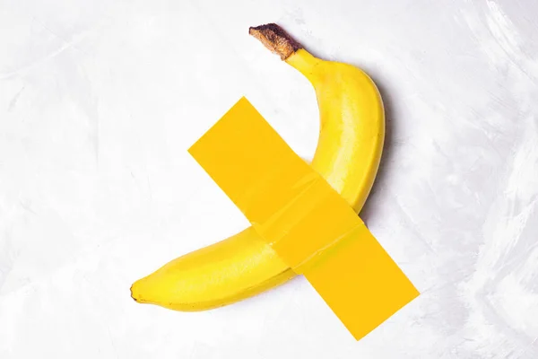 Протирати Банан Прикріплений Бетонної Стіни Жовтим Каналом Типом — стокове фото