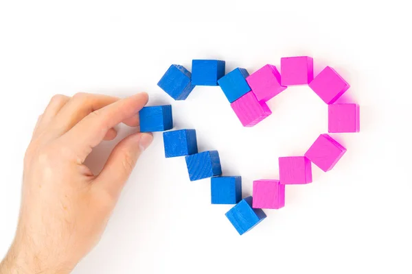 Γυναικείο Χέρι Που Χτίζει Ένα Σχήμα Καρδιάς Από Ροζ Και — Φωτογραφία Αρχείου