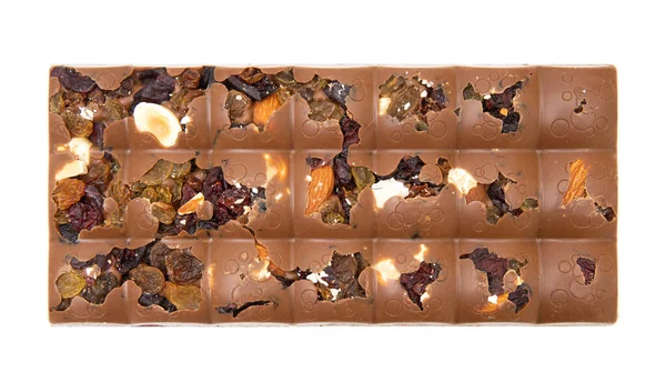 Beyaz arka planda izole edilmiş badem ve kuru üzümlü sütlü çikolata..