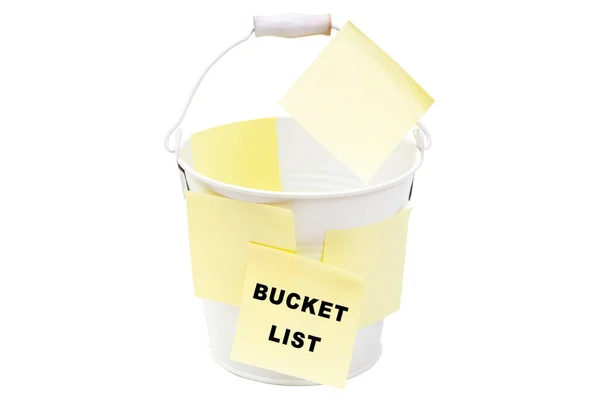Detailní Záběr Bílého Kbelíku Pokrytého Žlutými Nálepkami Nápisem Bucket List — Stock fotografie
