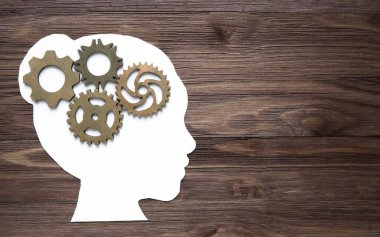 Kadın kafa profili kağıt kesiği, içinde dişliler var. Düşünme süreci kavramı.