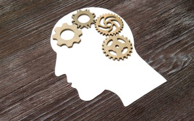 İçinde dişli ve dişli dişli olan kağıt erkek kafası. Yaratıcı zihinsel süreçler kavramı.