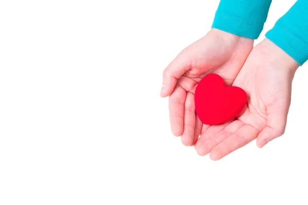 Κοντινό Πλάνο Ενός Κόκκινου Σχήματος Καρδιάς Χέρια Που Απομονώνονται Λευκό — Φωτογραφία Αρχείου