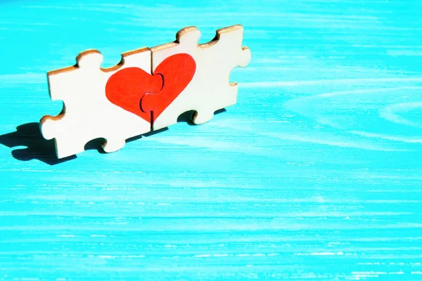 Καρδιά Σύμβολο Κατασκευασμένο Από Δύο Ταιριάζουν Κομμάτια Παζλ Ένα Μπλε — Φωτογραφία Αρχείου