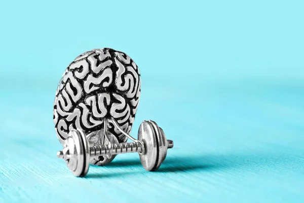 ダンベルを持ち上げる人間の脳のスチールコピー 脳ワークアウトのコンセプト — ストック写真