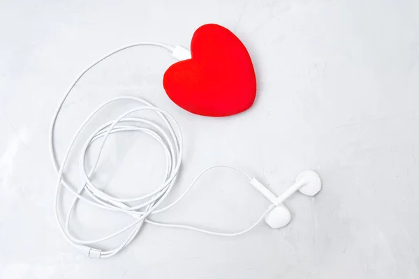 Μεγάλο Κόκκινο Σχήμα Καρδιάς Ακουστικά Τσιμεντένιο Φόντο Μουσική Αγάπη Έννοια — Φωτογραφία Αρχείου