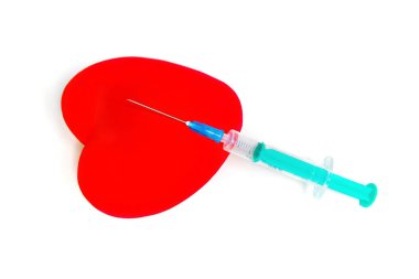 Büyük kırmızı kalp şekli ve beyaza izole edilmiş bir şırınga. Kalp bakımı ve tedavi kavramı.