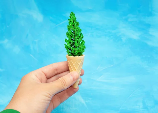 冰淇淋华夫饼筒 里面有一棵蓝色背景的微型树 — 图库照片