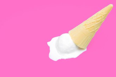 Waffle külahlı dondurma, fotokopi alanı olan pembe bir arka plana düştü..