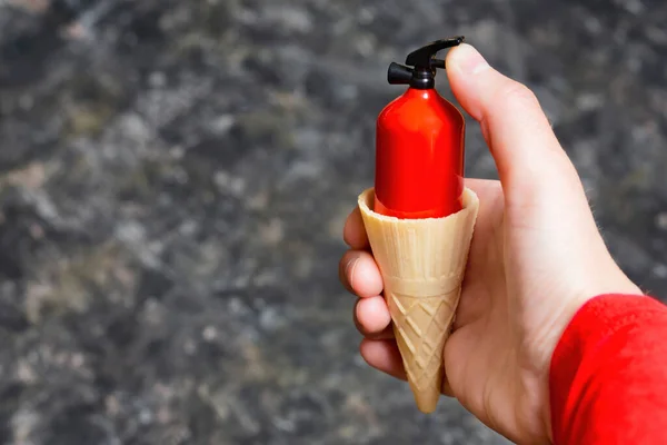 Mano Sosteniendo Cono Waffle Con Extintor Rojo Miniatura Contra Fondo — Foto de Stock