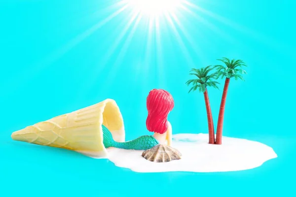 머나먼 해변에서 즐기는 조각상이 원추형 아이스크림으로 거품으로 뒤덮여 목적지 — 스톡 사진