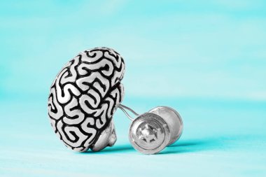 İnsan beyni bir dambılı elleriyle kaldırırken ağır bir idman yapıyor. Beyin kası bağlantısını geliştiriyorum..