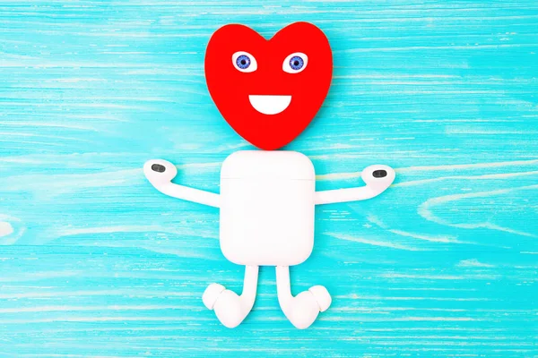 Αστείος Χαρακτήρας Φτιαγμένος Από Χαμογελαστή Καρδιά Και Ασύρματα Ακουστικά Θήκη — Φωτογραφία Αρχείου