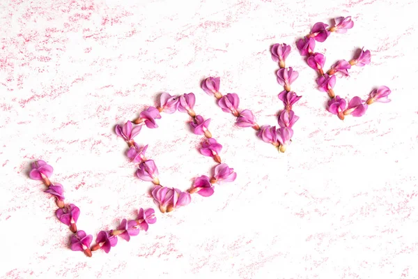 Слово Любовь Сделано Розовых Цветов Акации Чистый Нежный Цветочный Фон — стоковое фото