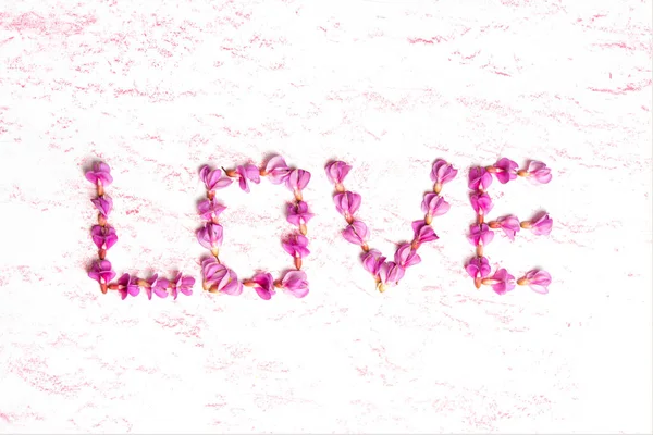Word Liefde Bloemvorm Gemaakt Van Roze Acaciabloemen Romantische Decoratie Achtergrond — Stockfoto