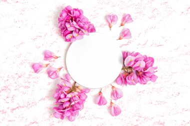 Fotokopi alanı olan pembe akasya çiçeklerinden yapılmış davetiye kartı arkaplanı.