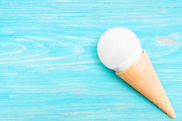 Bombilla Led Cono Helado Waffle Sobre Fondo Madera Azul Con — Foto de Stock