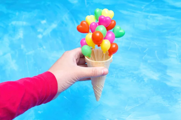 Mano Sosteniendo Cono Gofre Helado Con Globos Apoyo Fiesta Forma — Foto de Stock