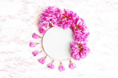 Fotokopi alanı olan menekşe akasya çiçeklerinden yapılmış düğün dekorasyonu arka planı.