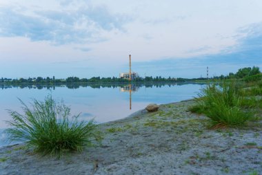 Gün batımında şehir atığı yakma tesisi