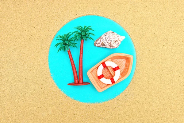 遥远的岛屿暑假背景 由玩具棕榈树 海壳和蓝色沙滩相框的小船制成 — 图库照片