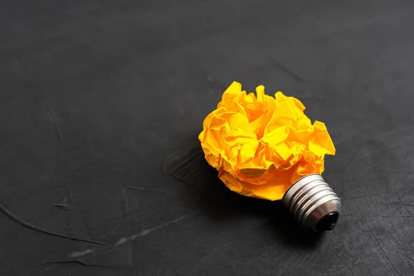 Glödlampa Form Tillverkad Skrynklig Pappersboll Svart Bakgrund Kreativ Idé Utvecklingskoncept — Stockfoto