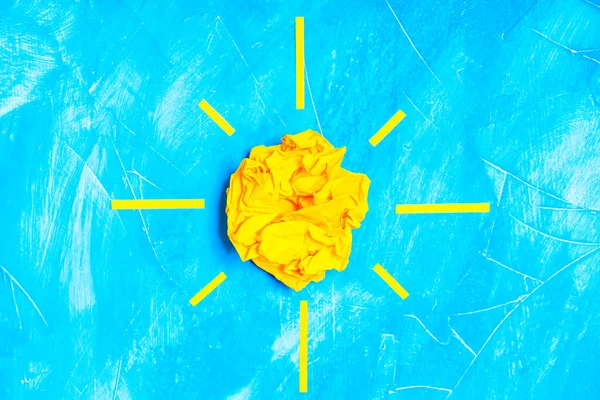 Символ Сонця Зроблений Збитого Паперового Яча Синьому Фоні — стокове фото