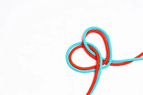 Κόκκινα Και Μπλε Καλώδια Συνυφασμένα Για Σχηματίσουν Ένα Σχήμα Καρδιάς — Φωτογραφία Αρχείου