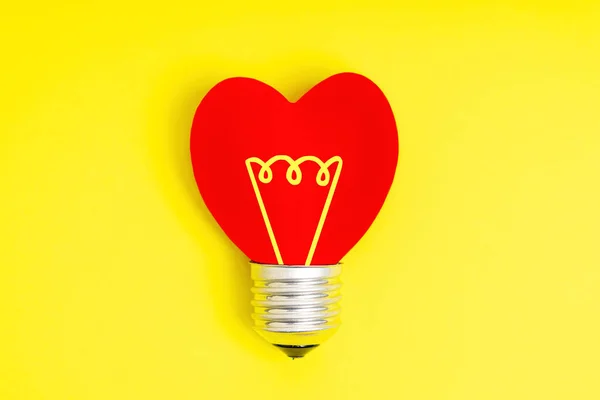 Hjärtformad Glödlampa Symbol Isolerad Gul Bakgrund Med Kopia Utrymme Kärlek — Stockfoto