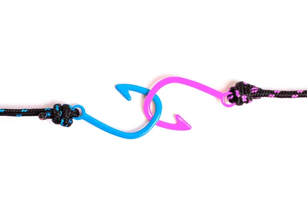 粉色和蓝色的鱼钩手镯在白色背景上相互连接在一起 — 图库照片
