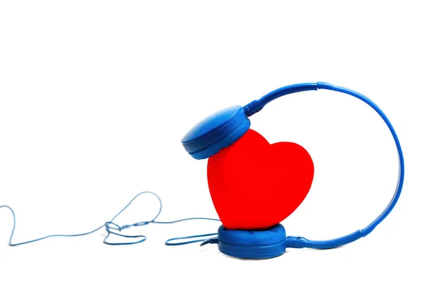 Ενσύρματα Μπλε Ακουστικά Μια Μεγάλη Κόκκινη Καρδιά Απομονώνονται Ουδέτερο Φόντο — Φωτογραφία Αρχείου