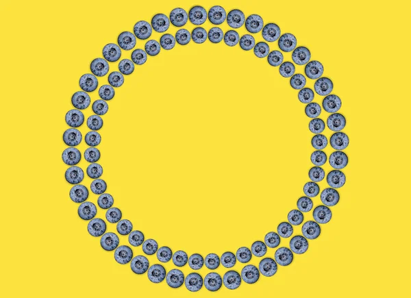 Świeże Jagody Ułożone Okrągłą Ramę Odizolowaną Żółto — Zdjęcie stockowe