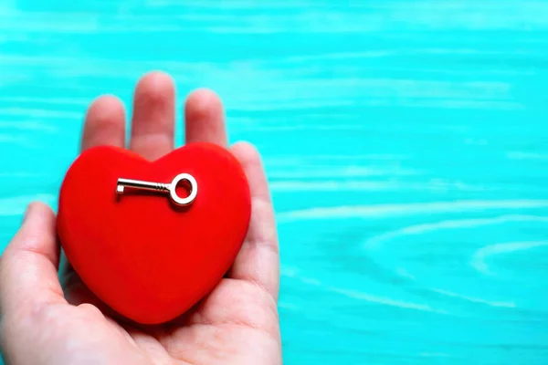 Χέρι Κρατώντας Μια Κόκκινη Καρδιά Ένα Ασημένιο Τονισμένο Κύριο Κλειδί — Φωτογραφία Αρχείου
