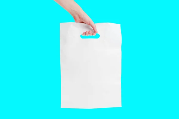 Λευκή Πλαστική Σακούλα Στο Χέρι Απομονώνονται Μπλε — Φωτογραφία Αρχείου