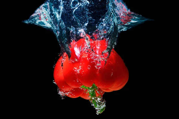 Large Red Sweet Pepper Dropped Water Splashes Isolated Black Background — Foto Stock