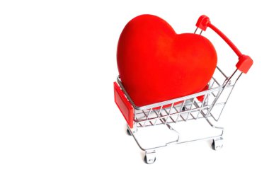 Minyatür bir alışveriş arabasındaki büyük kırmızı kalp beyaza izole edilmiş. Yaratıcı sağlık hizmeti kavramı.