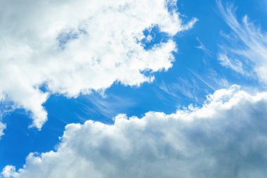 Güneşli bir günde bulutların arasından görünen mavi gökyüzü boşluğu