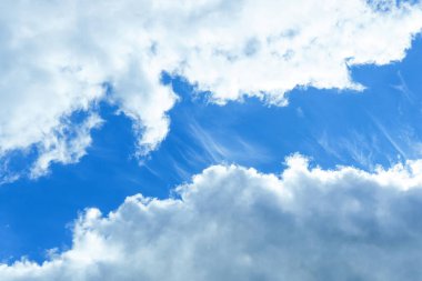 Mavi gökyüzü arkaplanı olan gri bulutlar