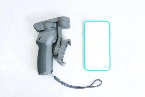Składany Osiowy Stabilizator Gimbal Telefonu Smartfon Obudowie Umieszczone Betonowym Stole — Zdjęcie stockowe