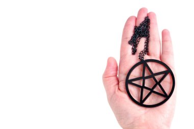 Eldeki büyük siyah pentagram kolyesi beyaz arkaplanda kopyalama alanı ile izole edilmiş
