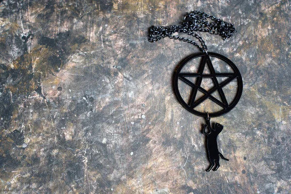 Duży Pentagram Naszyjnik Czarnym Kotem Wisiorek Umieszczony Ciemnym Grungy Tle — Zdjęcie stockowe