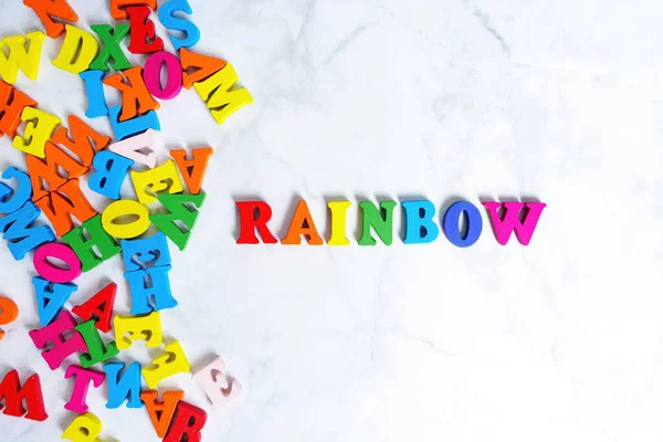 Word Rainbow Och Grupp Flerfärgade Trä Tecken Grå Livlig Studiekoncept — Stockfoto