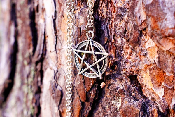 Detailní Záběr Náhrdelník Symbolem Pentagramu Umístěný Pozadí Kůry Stromu — Stock fotografie
