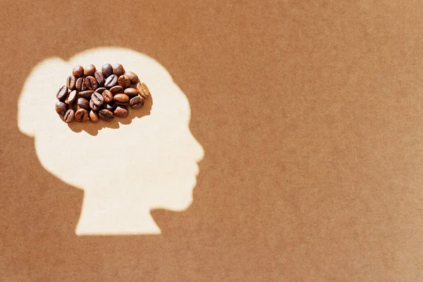 Grãos Café Torrados Dispostos Forma Cérebro Dentro Uma Silhueta Cabeça — Fotografia de Stock